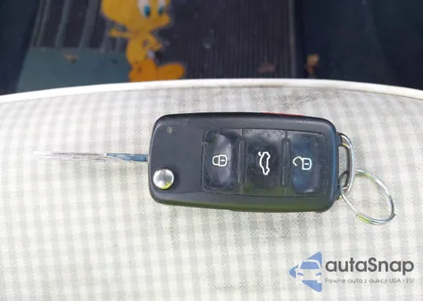 2015 Volkswagen Beetle 1.8T Classic z USA, uszkodzony, nr VIN 3VWF17AT5FM653676